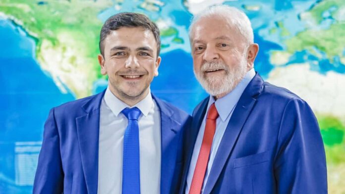 Lula legaliza assentamento no Paraná durante visita a Ortigueira. Mais de 440 famílias são beneficiadas com a oficialização do assentamento Maila Sabrina. Aliel Machado acompanhou a agenda e celebrou a valorização da agricultura familiar.