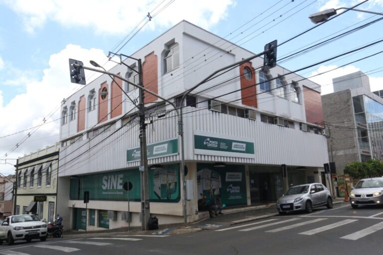 Ponta Grossa mantém saldo positivo de empregos pelo 3º mês seguido e se destaca no Paraná com 421 novas vagas em abril. Setor de serviços lidera geração.