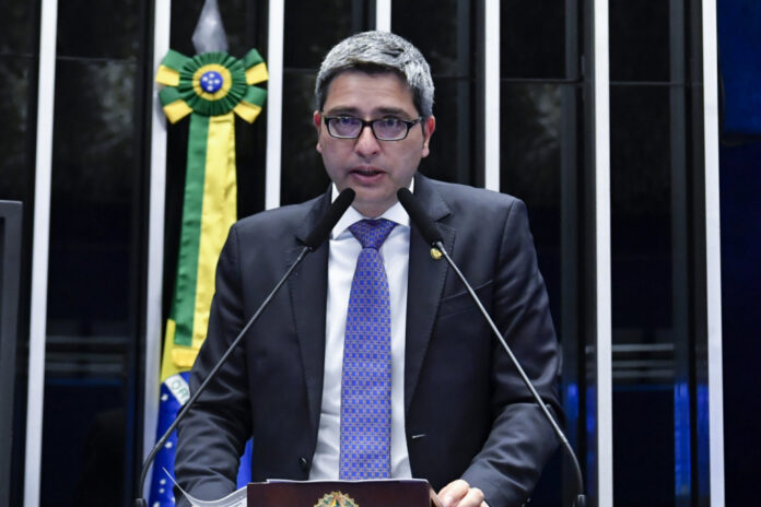 Senado aprova novas regras para propaganda de apostas esportivas, com restrições para proteger jovens e evitar abusos. Proposta segue para a Câmara dos Deputados.
