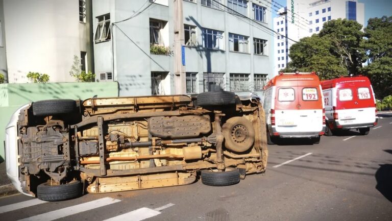 Caminhonete tomba após colisão na Vila Estrela, em Ponta Grossa, com bebê de 1 ano entre os ocupantes. Apesar do susto, não houve feridos.