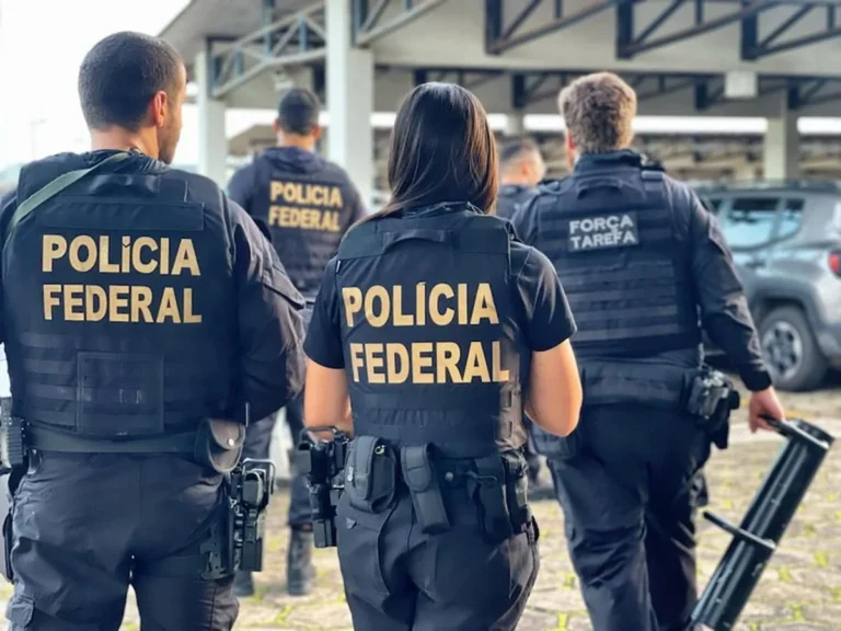 PF desarticula esquema de diplomas falsos e cumpre mandado de prisão em Paranaguá. Documentos ilegais eram usados para atuar ilegalmente em profissões regulamentadas.