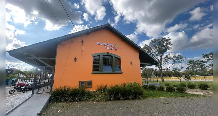 Estação Hub transforma prédio histórico em centro de inovação e empreendedorismo. A nova Estação Hub será inaugurada nesta quinta-feira (05), em Ponta Grossa, trazendo uma proposta moderna para impulsionar o desenvolvimento local. O espaço vai funcionar na antiga Estação Arte, no Centro, e unirá passado e futuro por meio da tecnologia e da criatividade.