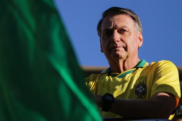 Após a fuga de Carla Zambelli, deputados do PT pedem tornozeleira eletrônica para Bolsonaro, alegando risco de fuga e fragilidade nas medidas atuais de contenção.