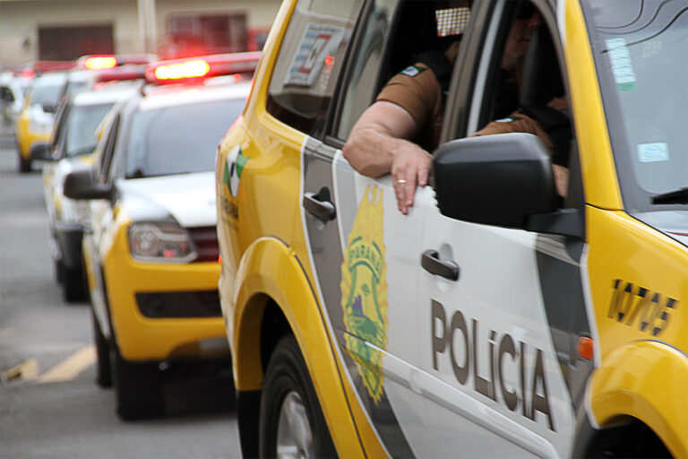 Homem armado assalta comércio e prende vítima em Ponta Grossa. Ele foi reconhecido como ex-prestador de serviços e preso pela Polícia Militar.