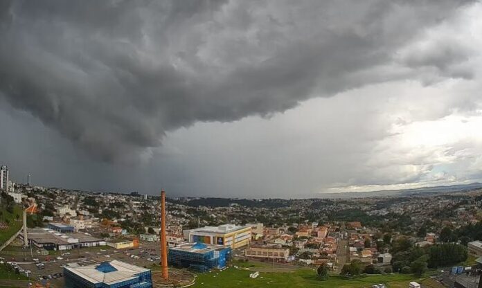 Tempestades com granizo e ventos fortes atingem o Paraná. Simepar monitora o avanço das chuvas e alerta para novo risco de temporais no fim de semana.
