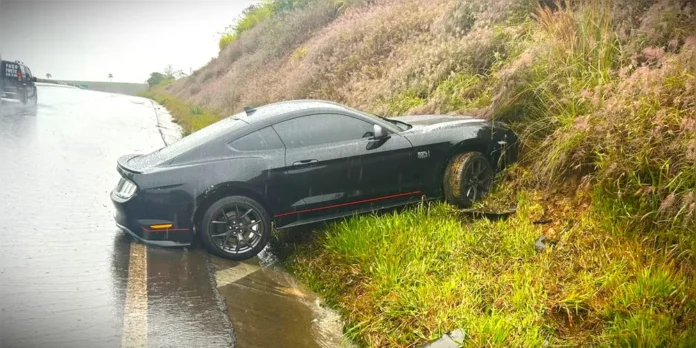 Motorista perde controle do Mustang na BR-376 em Tibagi, sai da pista e colide contra um barranco. Ninguém se feriu, e as causas estão sob investigação.