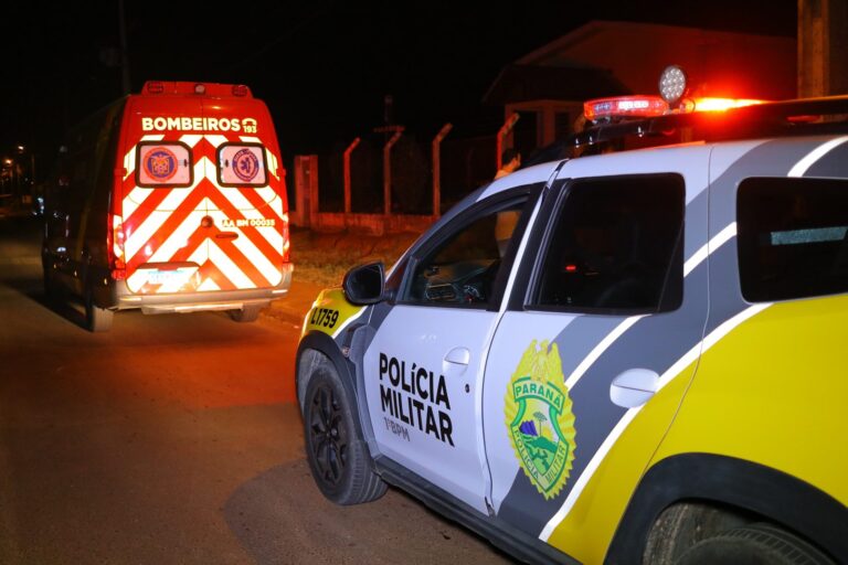 Briga entre alunos termina em facada dentro de escola estadual em Ponta Grossa; adolescente de 13 anos foi socorrido com ferimentos e dois jovens foram detidos.