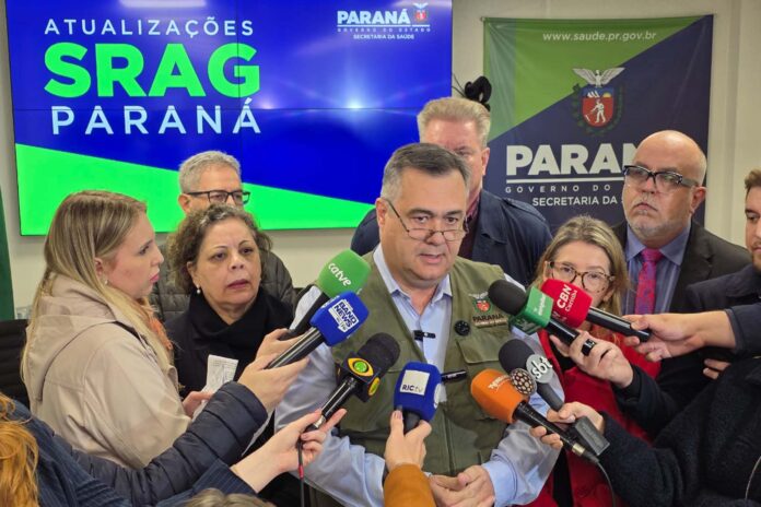 Paraná declara alerta em saúde pública devido ao aumento de casos e mortes por SRAG. Medidas incluem vacinação, testes rápidos e ampliação de leitos hospitalares.