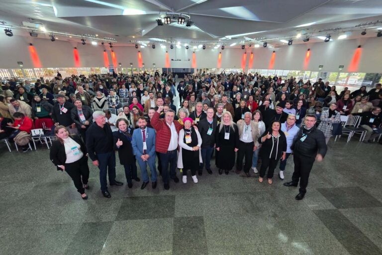 Paraná aposta na vacinação contra a gripe no ambiente de trabalho como estratégia de saúde coletiva. Conferência reúne 550 pessoas para debater avanços na proteção do trabalhador.