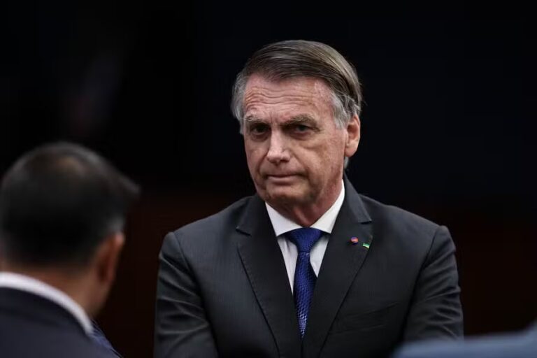 Bolsonaro depõe sobre plano golpista no STF; sessão com transmissão ao vivo reúne figuras-chave do núcleo militar investigado por tentativa de golpe.