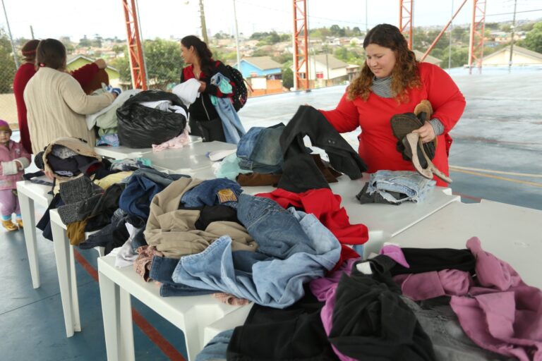 Campanha PG Sem Frio arrecada roupas, cobertores e calçados em Ponta Grossa até 20 de julho para ajudar pessoas em situação de rua e famílias vulneráveis.