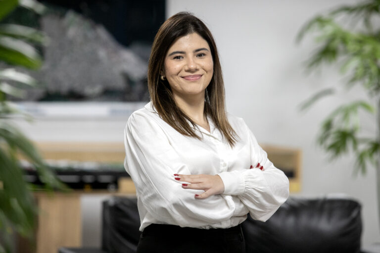 Bruna Nicolau faz história no Porto de Paranaguá ao assumir a superintendência de Governança. Mulher, parnanguara e neta de estivadores, ela se destaca no setor portuário.