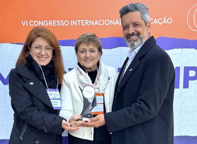 Ponta Grossa recebe prêmio por educação em tempo integral. Município foi reconhecido no Congresso Internacional Novo Tempo da Educação, em Curitiba, por ter mais de 50% das escolas com ensino integral.