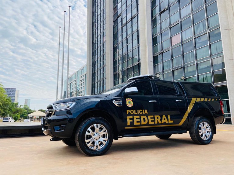 PF cumpre mandados em Ponta Grossa contra fraude com criptomoedas. Operação Luxus investiga esquema milionário de pirâmide financeira com mais de 400 vítimas e R$ 50 milhões em prejuízo.