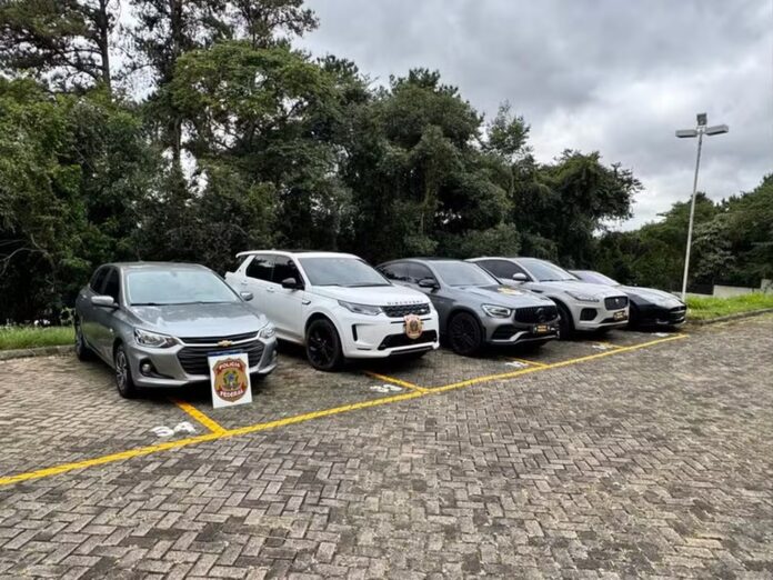 Casal é suspeito de aplicar fraude com criptomoedas em Ponta Grossa. Polícia Federal investiga golpe de R$ 50 milhões com mais de 400 vítimas e apreende carros de luxo.