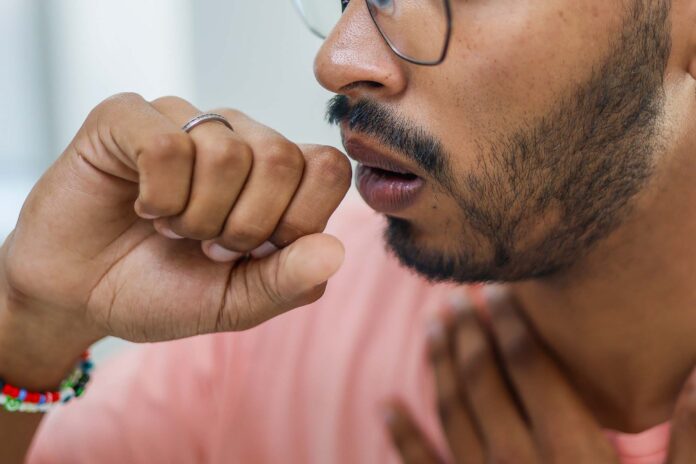 Casos de síndromes respiratórias graves no Paraná já somam mais de 12 mil, com 598 óbitos registrados em 2025. Crianças e idosos são os mais afetados.