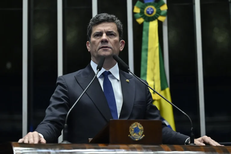 Sergio Moro lidera disputa pelo governo do Paraná em 2026, segundo pesquisa Neokemp. O senador aparece na frente em todos os cenários, com até 42,5% das intenções de voto.