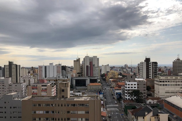 Paraná se prepara para temporais no fim de semana, segundo o Simepar. Chuva vem acompanhada de ventos fortes e trovoadas, mas sem queda brusca de temperatura.