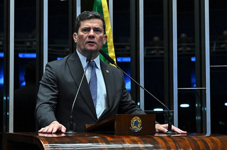 Sérgio Moro ministra aula inaugural para novos guardas civis em Ponta Grossa. Evento ocorre nesta segunda-feira (16), na Unicesumar, marcando o início da formação da turma 06/2025 da GCM.
