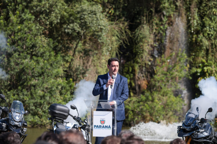 Ratinho Junior entrega viaturas e motos para a PM do Paraná em investimento histórico de R$ 63,2 milhões, beneficiando batalhões de todo o estado.