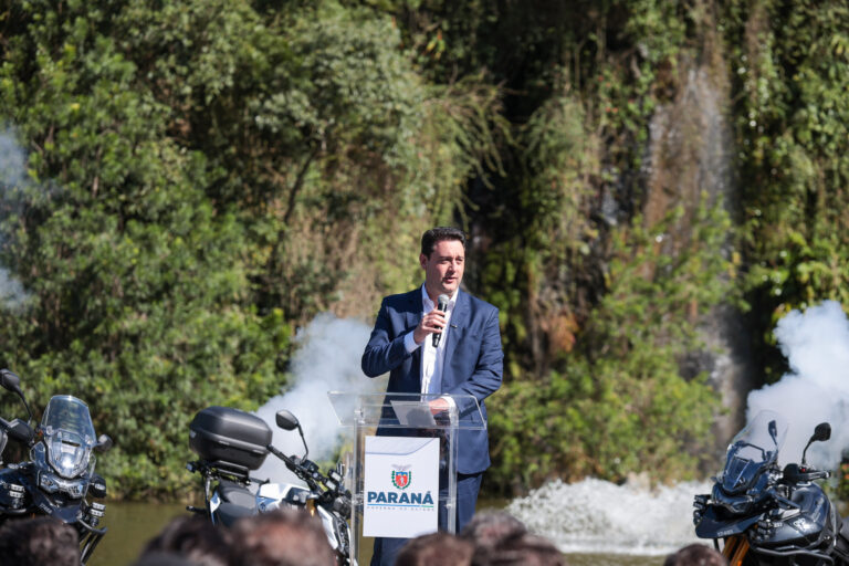 Ratinho Junior entrega viaturas e motos para a PM do Paraná em investimento histórico de R$ 63,2 milhões, beneficiando batalhões de todo o estado.