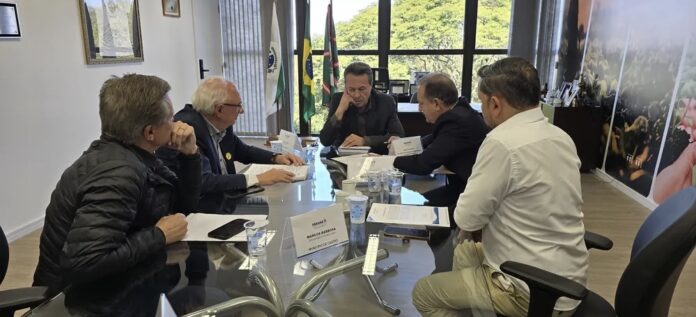 Moacyr Fadel garante R$ 22,5 milhões para Castro em novo investimento na pavimentação de estradas rurais, fortalecendo a maior bacia leiteira do Brasil.