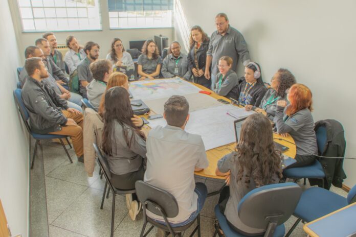 IMG_3908 UEPG economiza milhões para cidades com baixo IDH ao revisar planos diretores e de mobilidade sem custos para prefeituras. Ações beneficiam regiões vulneráveis e capacitam alunos da universidade.