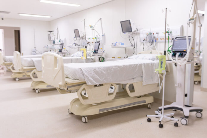 UEPG amplia leitos para síndromes respiratórias graves com 12 novas unidades em seus hospitais. Ação beneficia mais de 1 milhão de pessoas e reforça atendimento em 28 municípios.