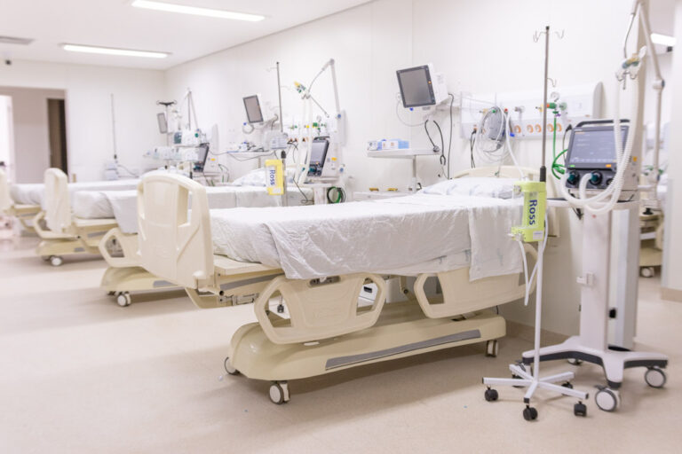UEPG amplia leitos para síndromes respiratórias graves com 12 novas unidades em seus hospitais. Ação beneficia mais de 1 milhão de pessoas e reforça atendimento em 28 municípios.