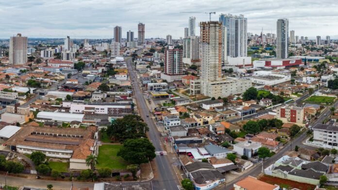Ponta Grossa é a sexta cidade com maior saldo positivo de empresas abertas no Paraná em 2025, com 1.992 novos negócios entre janeiro e maio. Dados da Jucepar revelam crescimento expressivo entre MEIs e microempresas no município.