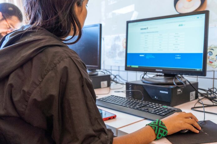 Oito alunos do Paraná estão entre os finalistas da Olimpíada Nacional de Inteligência Artificial, consolidando o Estado como líder na formação de talentos em tecnologia.