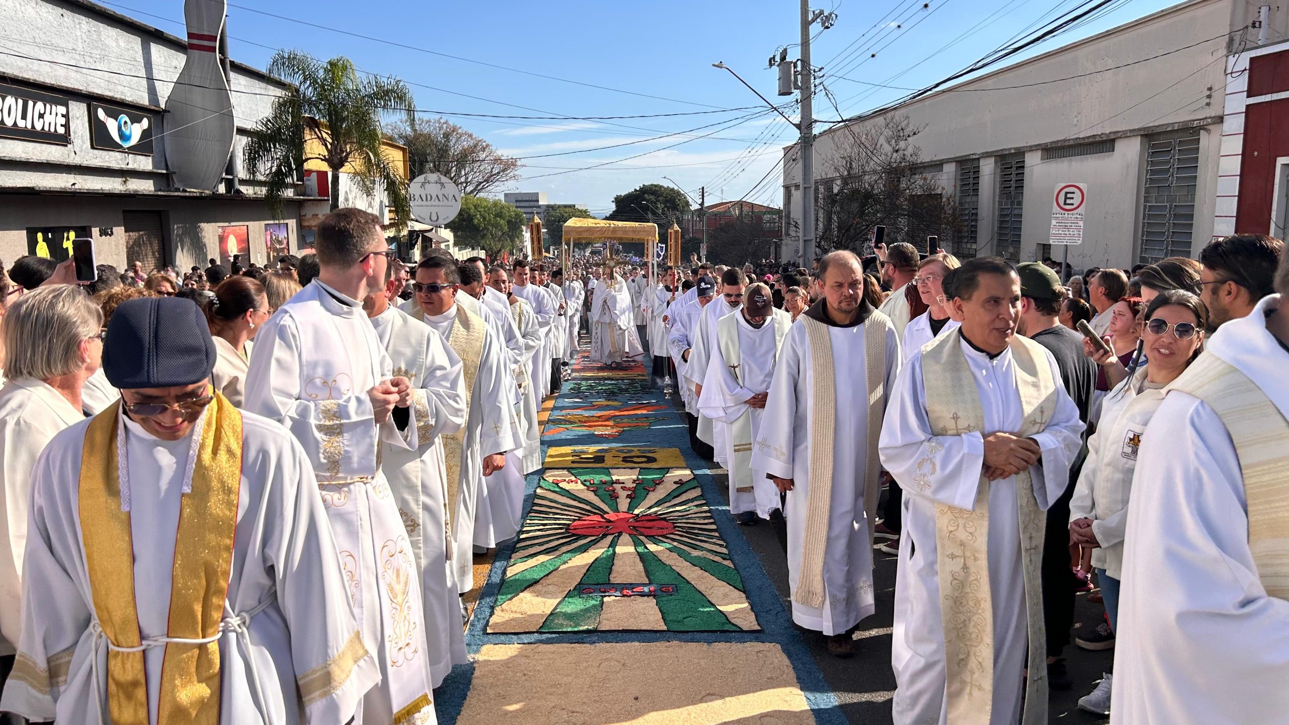 Multidão toma as ruas de Ponta Grossa em emocionante procissão de Corpus Christi