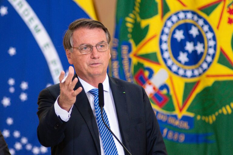 Bolsonaro é internado em Brasília para exames após apresentar vômitos e soluços. Ex-presidente faz check-up completo no DF Star neste sábado (22).