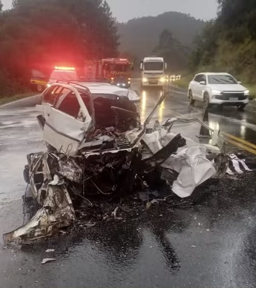 Soldado morre em acidente no Paraná e outros quatro militares ficam feridos após colisão entre carro e caminhão na BR-153, em União da Vitória. PRF investiga as causas do acidente.