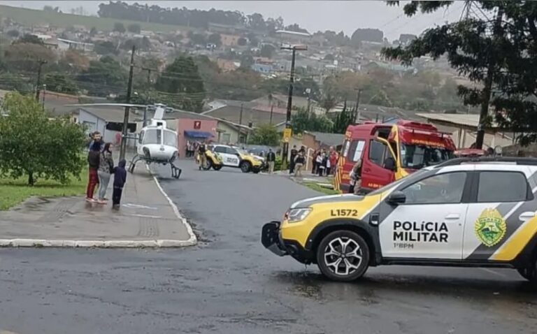 Homem esfaqueia atual da ex em Ponta Grossa e é preso em flagrante após invadir residência, deixar a vítima em estado gravíssimo e ameaçar familiares. Caso será investigado como tentativa de homicídio.