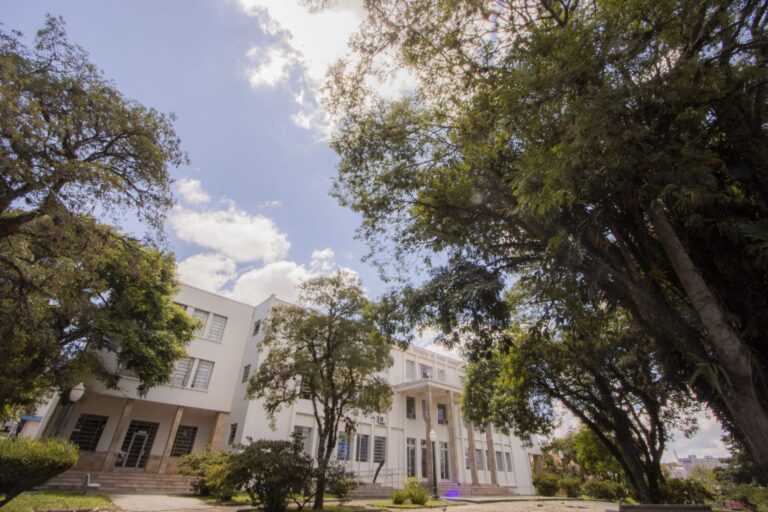 UEPG é número 1 do Paraná em parcerias para o desenvolvimento sustentável, segundo ranking global da THE, e sobe posições entre universidades brasileiras avaliadas.