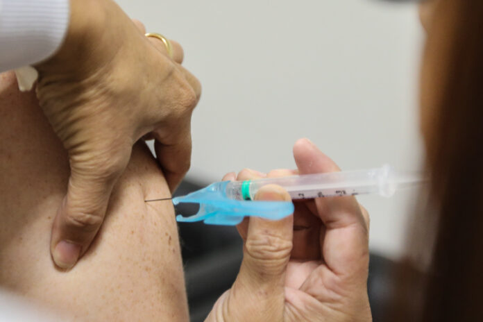 O Paraná aplicou 3 milhões de vacinas contra a gripe e registra 48,06% de cobertura vacinal no grupo prioritário. Estado é o terceiro melhor do país em desempenho.