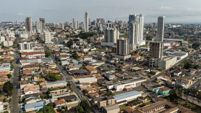 Ponta Grossa registra duas mortes por doença meningocócica e acende alerta no Paraná. Casos crescem em 2025 e Sesa reforça importância da vacinação e diagnóstico precoce.