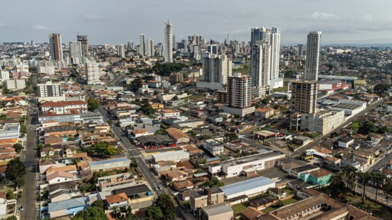 Ponta Grossa registra duas mortes por doença meningocócica e acende alerta no Paraná. Casos crescem em 2025 e Sesa reforça importância da vacinação e diagnóstico precoce.