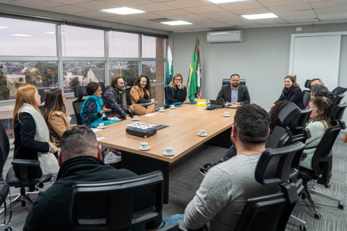 Reajuste de professores será pago em folha complementar no dia 11 de julho, com retroativo a abril. Medida beneficia 108 mil profissionais da educação no Paraná.