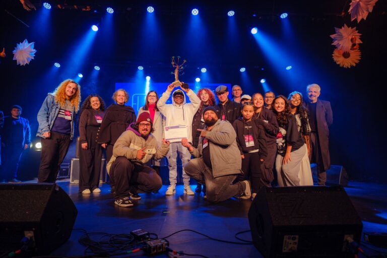 Estudante da UEPG emociona no FUC com rap Renascer, conquista prêmios e leva ao palco temas como ancestralidade, periferia e resistência, com performance marcante ao lado da filha.