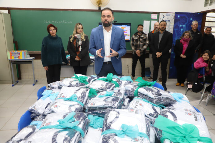 Paraná começa a distribuir uniformes escolares para 80 mil estudantes do ensino integral em 412 escolas estaduais. Medida histórica investe R$ 27 milhões e fortalece identidade e segurança nas unidades.