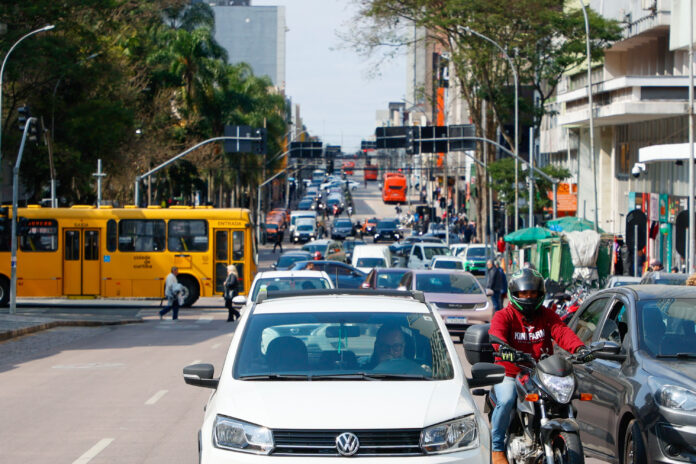 Paraná lança plano estadual de segurança no trânsito com meta de reduzir em 50% as mortes até 2030. Documento pioneiro no Brasil propõe 115 ações para garantir mobilidade segura e salvar vidas.