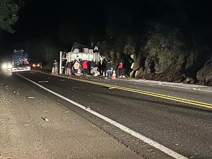 Grupo saqueia 27 toneladas de frango congelado após acidente na BR-277 em Laranjeiras do Sul. PRF foi apedrejada e ninguém foi preso. Carga foi totalmente levada.