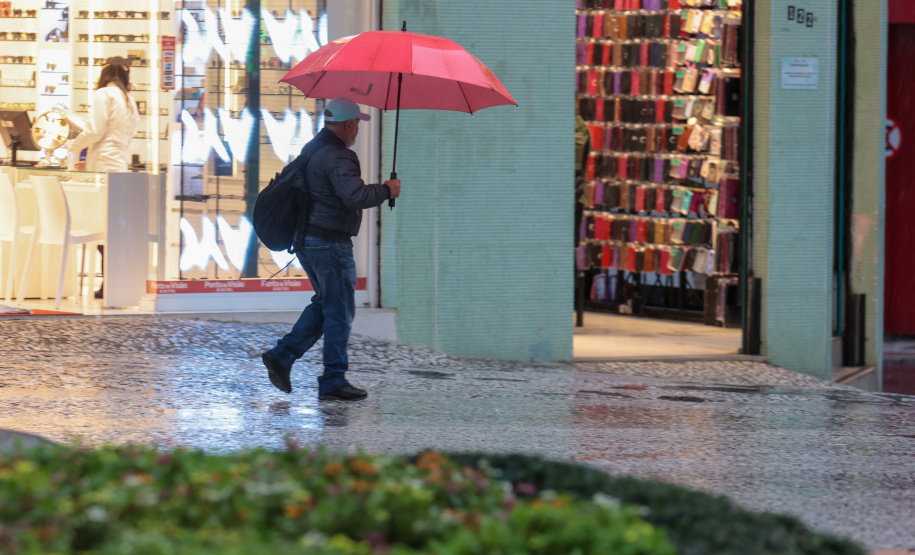 Chuva volta ao Paraná após mais de 20 dias de seca em várias regiões