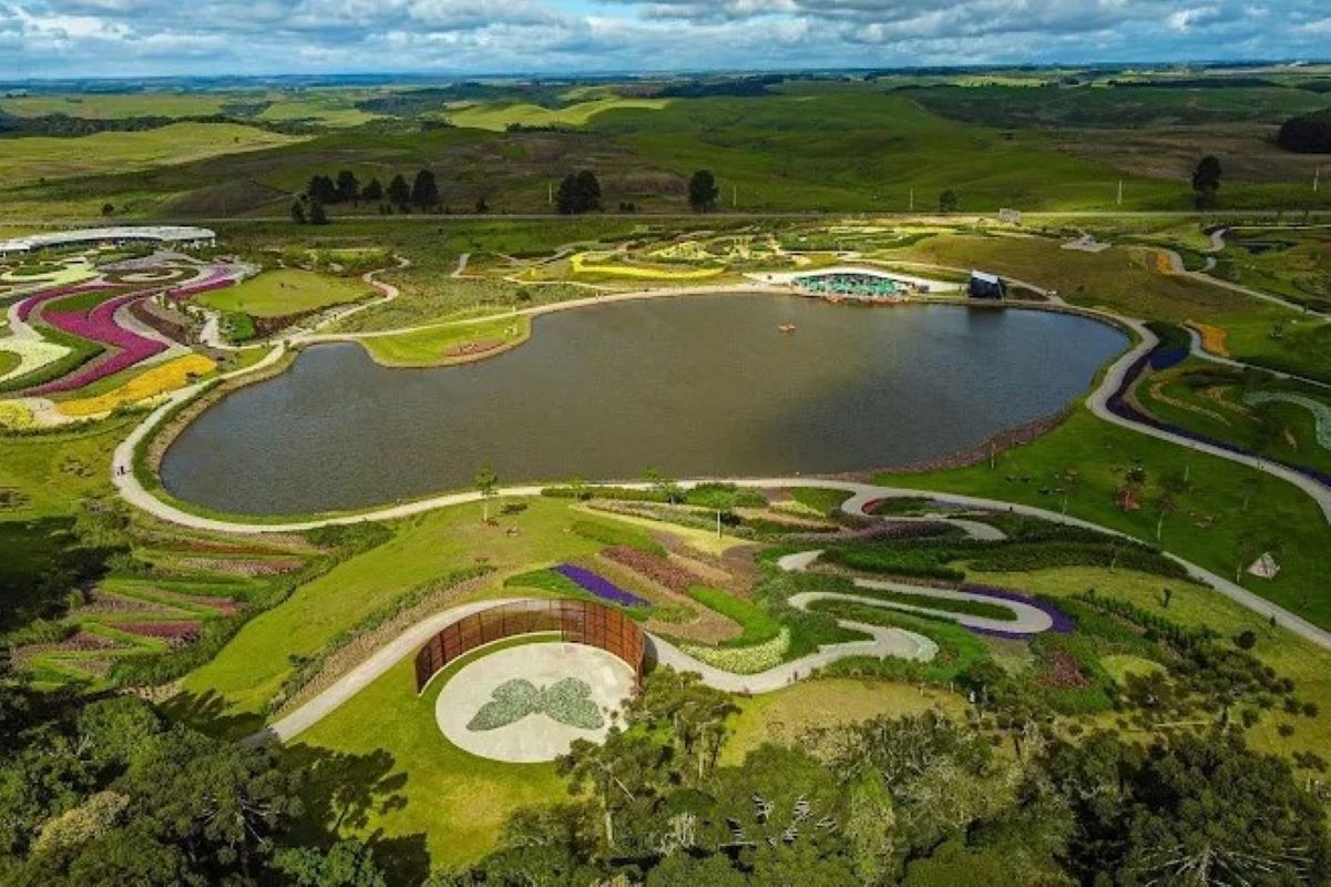 Tragédia em Parque de Flores no RS: Casal Morre Após Carrinho Elétrico Cair em Lago