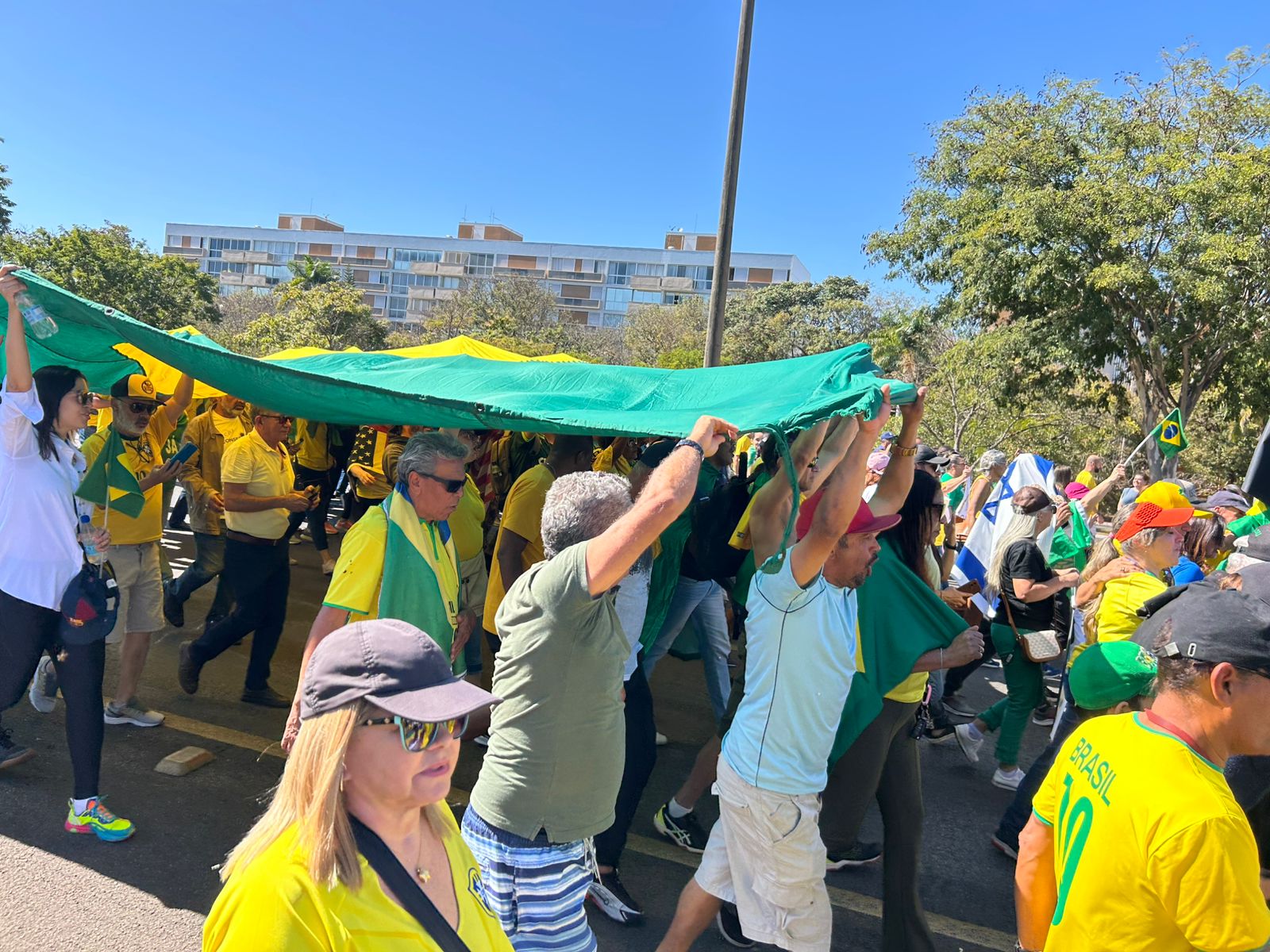 Apoiadores de Bolsonaro se Concentram em Frente ao Condomínio Após Ato em Brasília