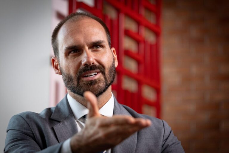 Eduardo Bolsonaro solicita exercer mandato nos Estados Unidos