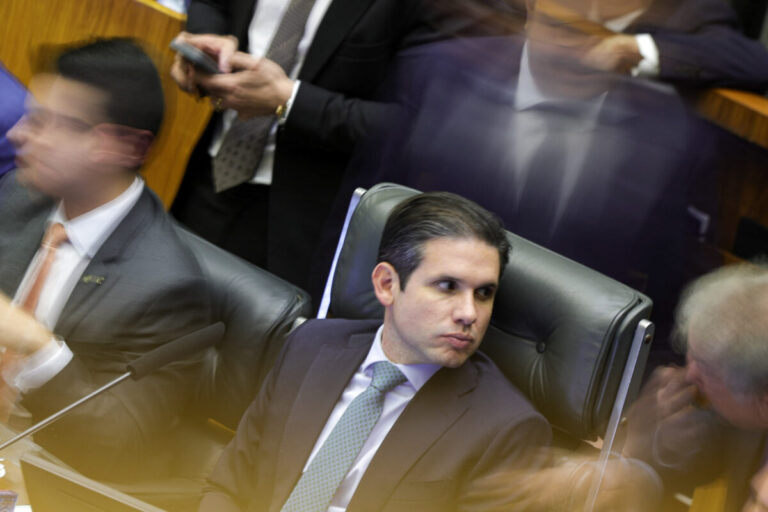 Texto paralelo interrompe votação da PEC da blindagem
