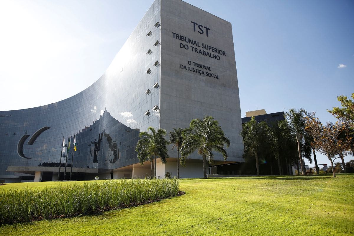 TST Gasta R$ 1,5 Milhão em Sala VIP no Aeroporto de Brasília sob Justificativa de Segurança